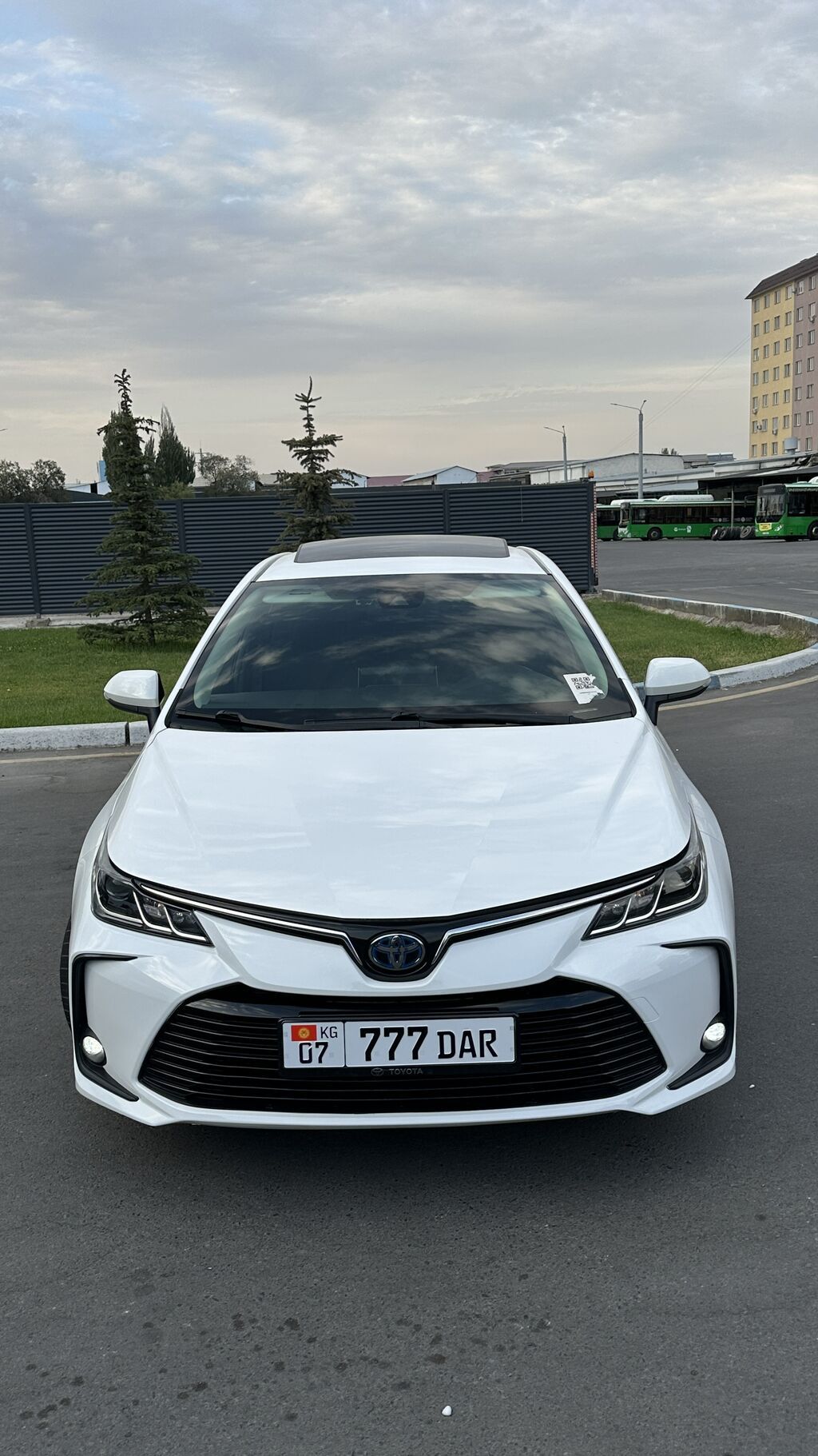 Toyota Corolla: 2021 г., 1.8 л, Вариатор, Гибрид, Седан: фото 1