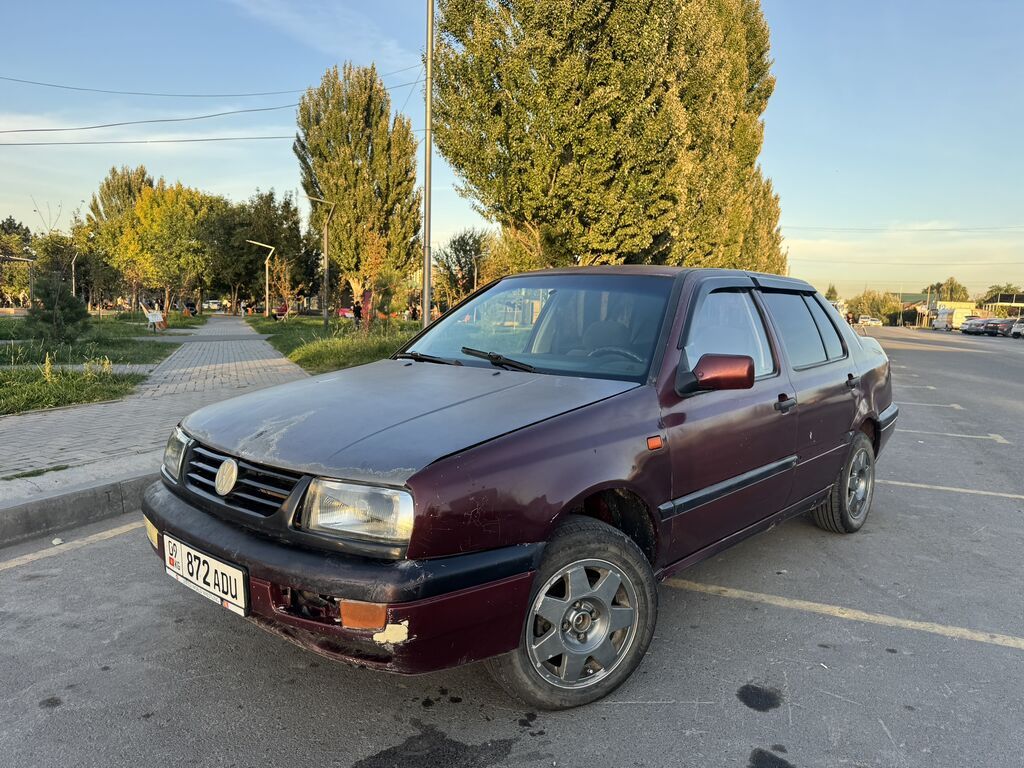 Volkswagen Vento: 1993 г., 1.8 л, Механика, Бензин, Седан: фото 1
