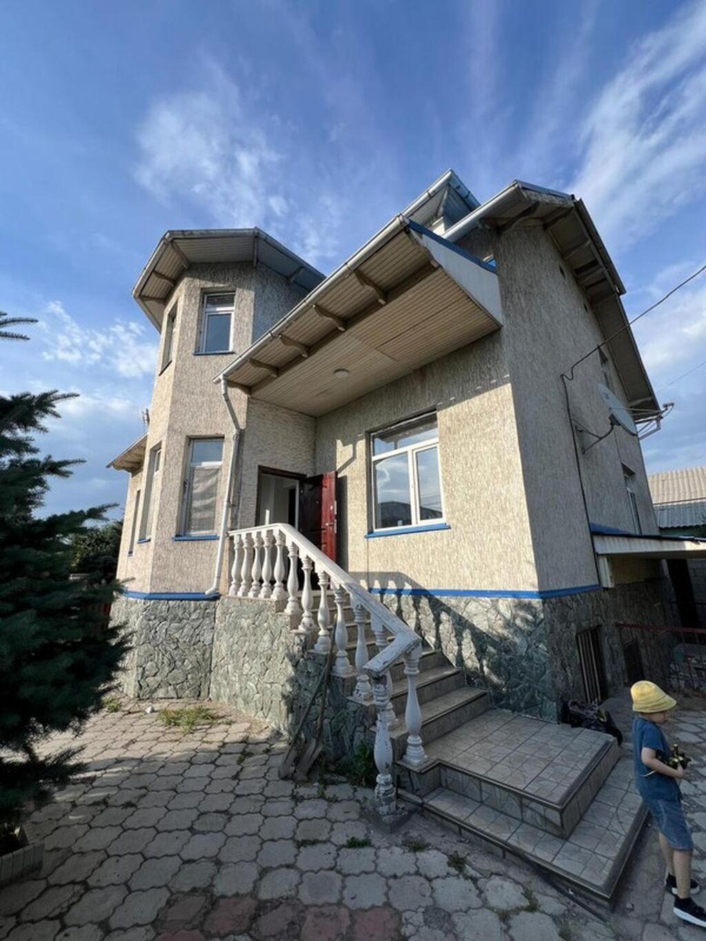 Просторный двухэтажный дом с мансардными окнами и башенным эркером: фото 6