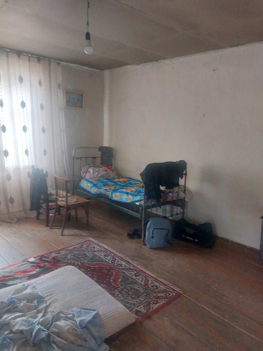 Satılır: Kənd evi və həyət - Tikili: Daş divarlı, birmərtəbəli kənd