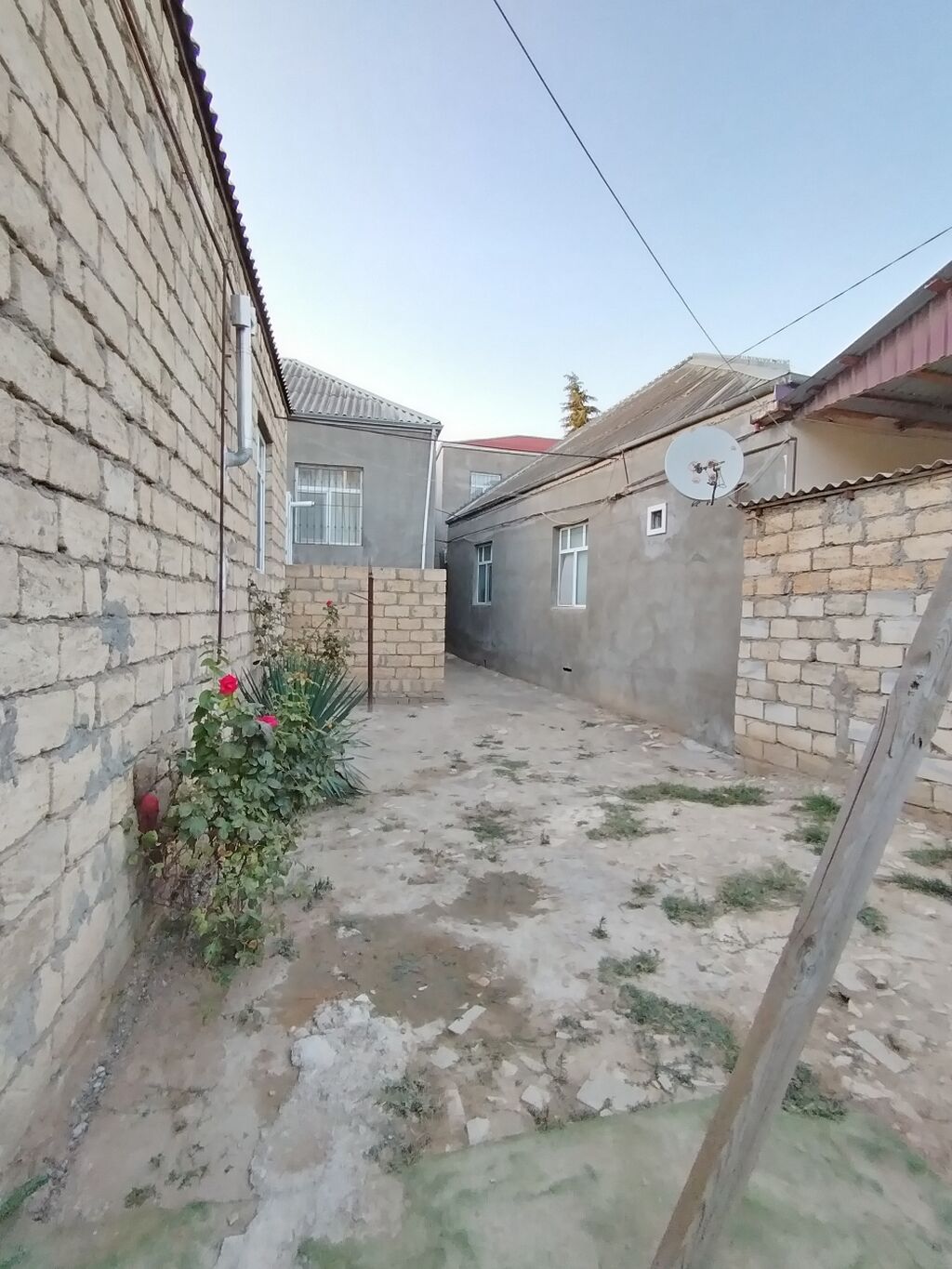 Bakı şəhəri Binəqədi rayonuda Ev satılır 3 otağ 1kuxna Hamam Tualet