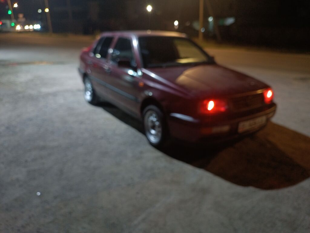 Volkswagen Vento: 1992 г., 1.8 л, Механика, Бензин, Седан: фото 2