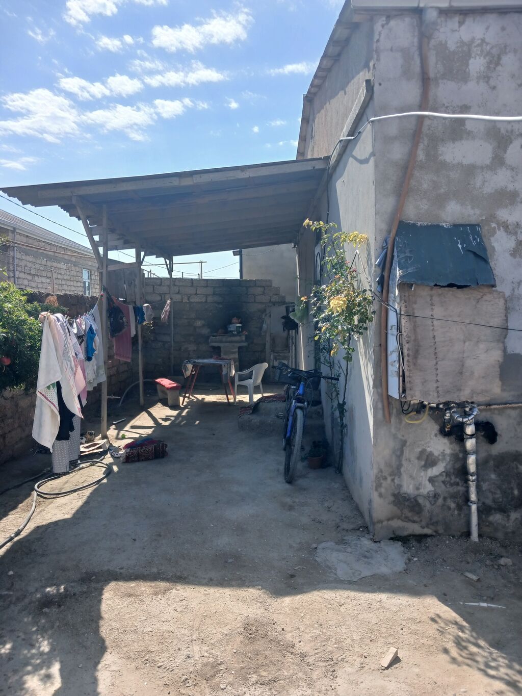 Həyətyanı sahəli həyət evi 2. Təsvir: - Daş hasarla əhatələnmiş