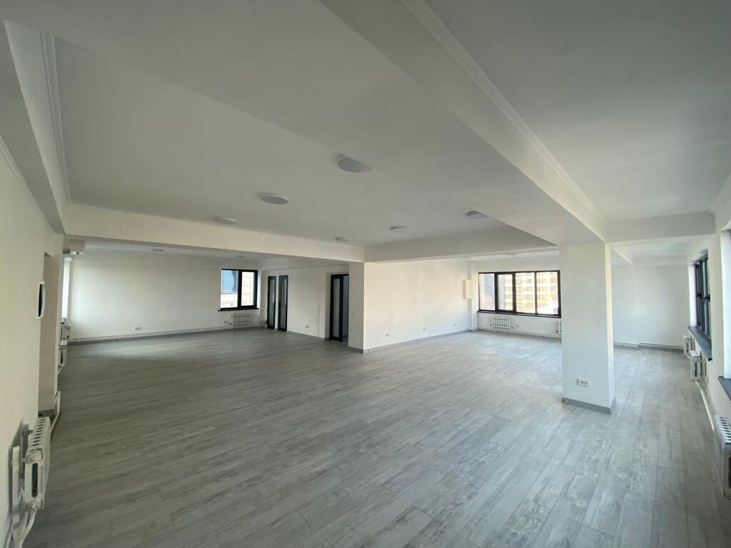 Аренда офисов, 120 м², В бизнес центре, 1 линия