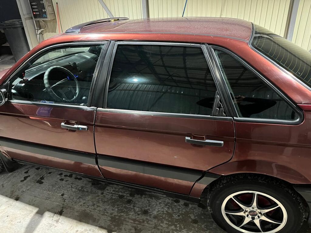 Volkswagen Passat: 1990 г., 1.8 л, Механика, Газ, Седан: фото 3