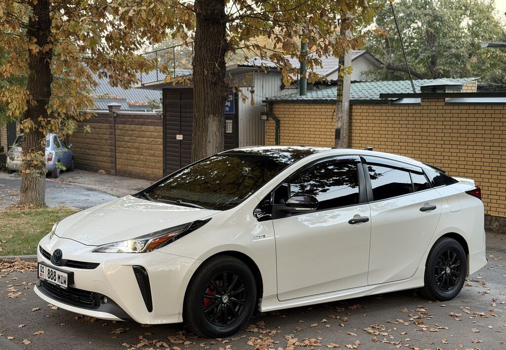 Toyota Prius: 2019 г., 1.8 л, Автомат, Гибрид, Седан: фото 1
