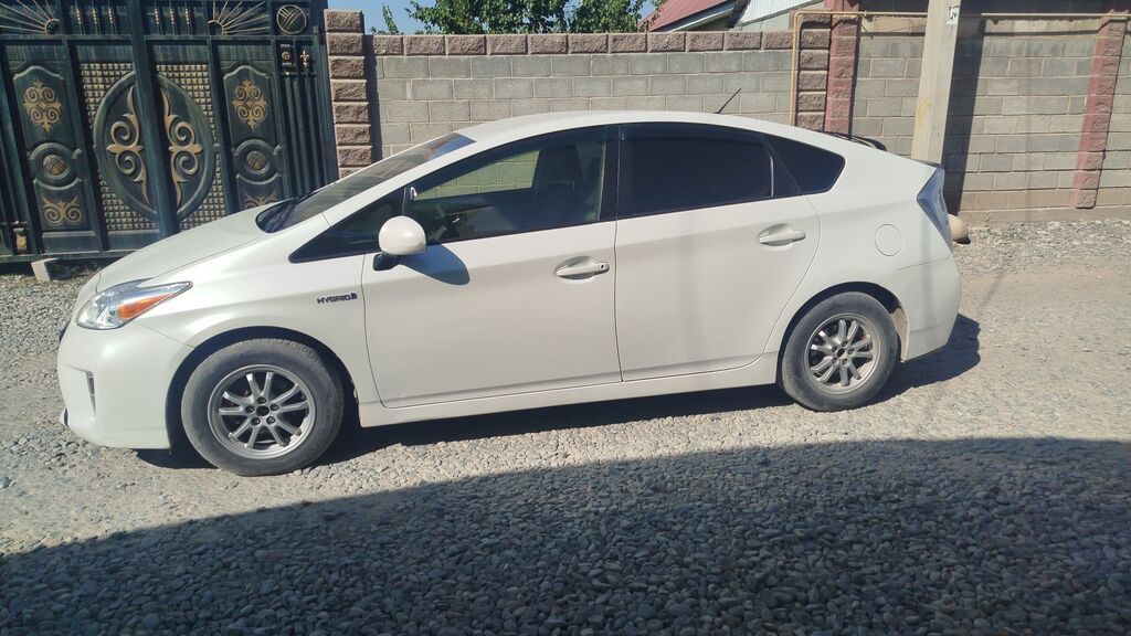 Toyota Prius: 2013 г., 1.8 л, Вариатор, Гибрид, Хэтчбэк: фото 2