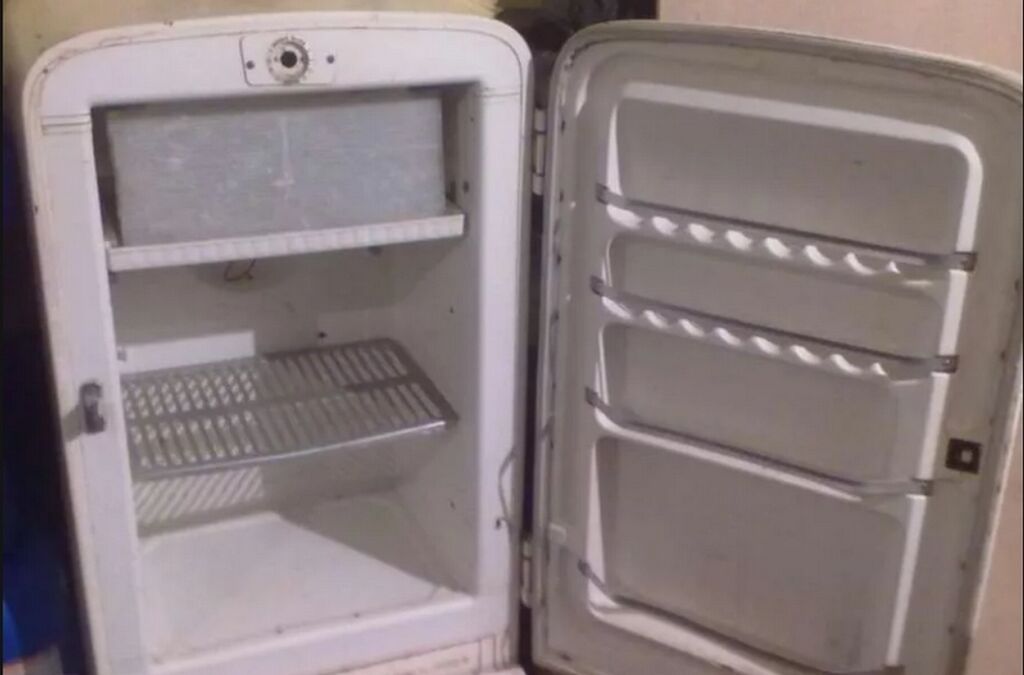 Открыли старый холодильник а там затерянная. Холодильник н100е. Старый холодильник. Советский холодильник. Сломанный холодильник.