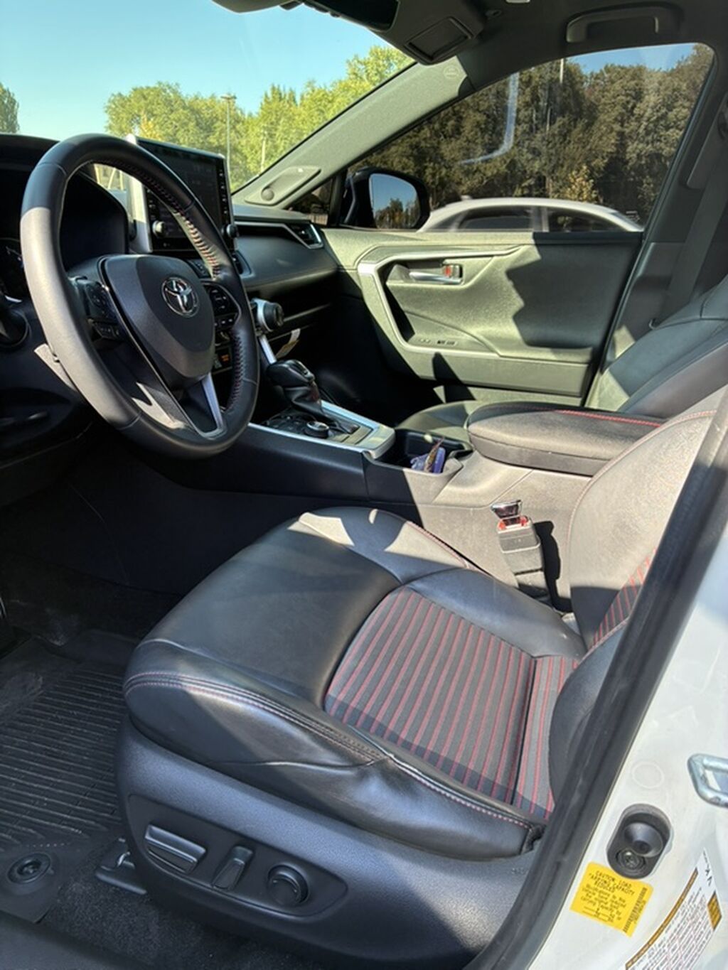 Toyota RAV4: 2021 г., 2.5 л, Автомат, Гибрид, Кроссовер: фото 3