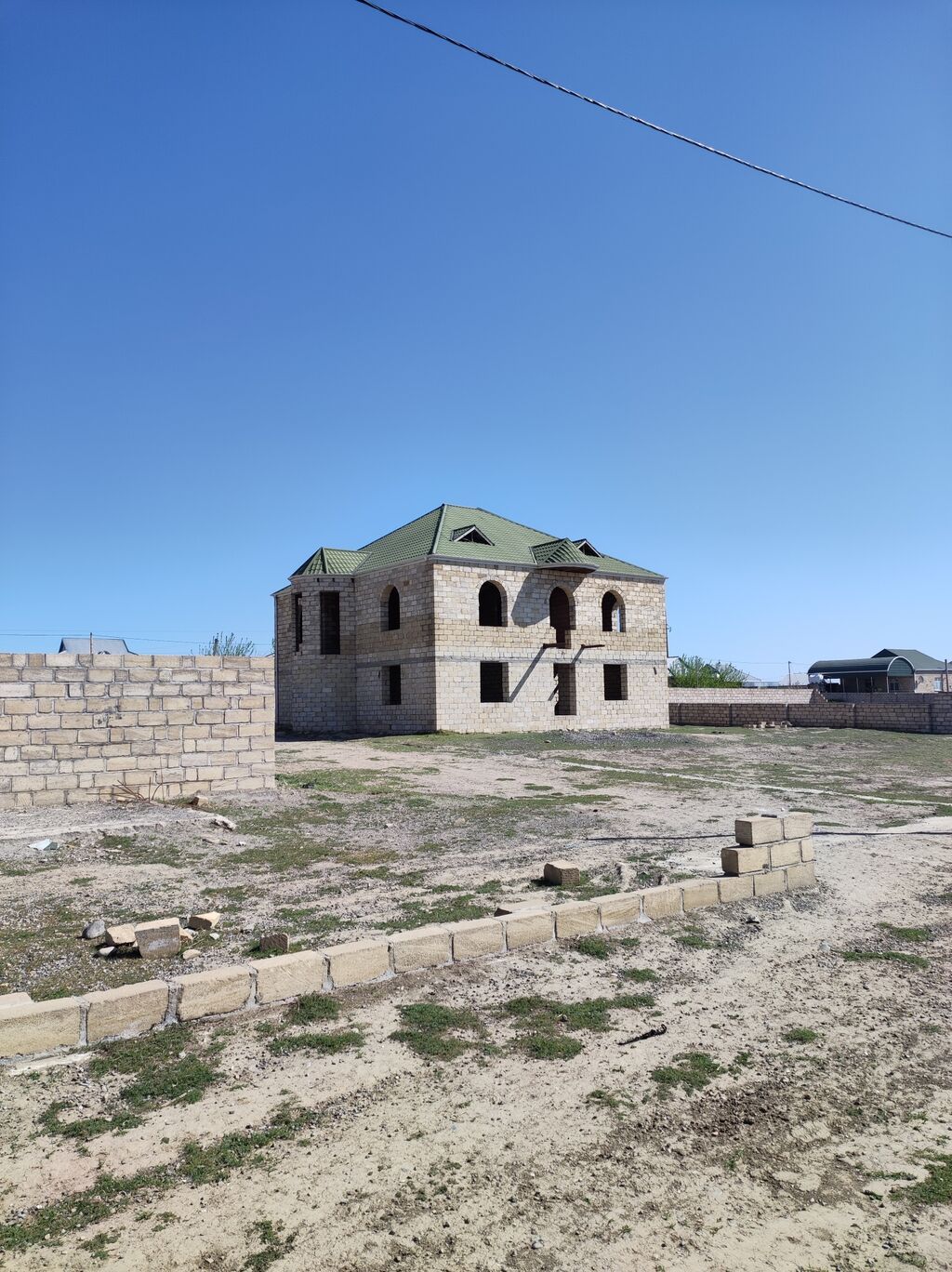 Salam satlir ev qoşa daşla ikinci mertbsne kim ev 12 sotdan ibaret ev