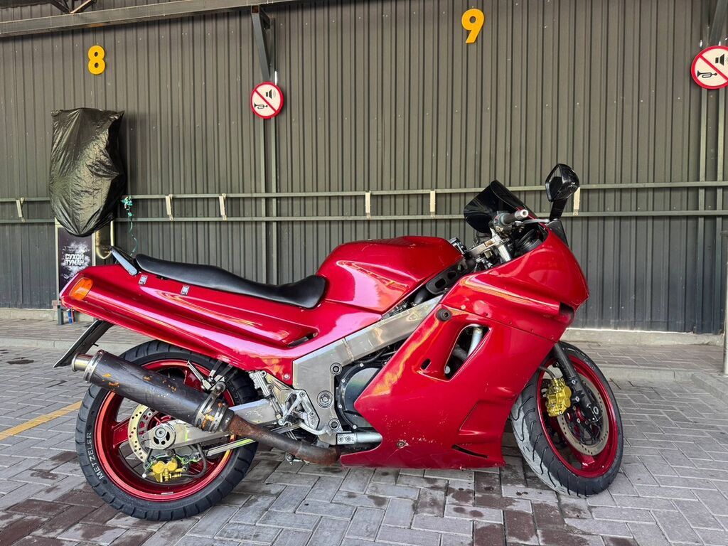 Спортивный мотоцикл Kawasaki zzr1100 в красном цвете. Основные: фото 5