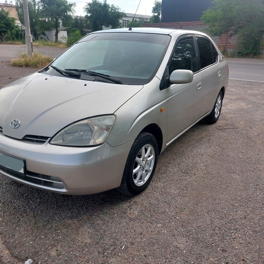 Toyota Prius: 2001 г., Гибрид, Лифтбек: фото 1