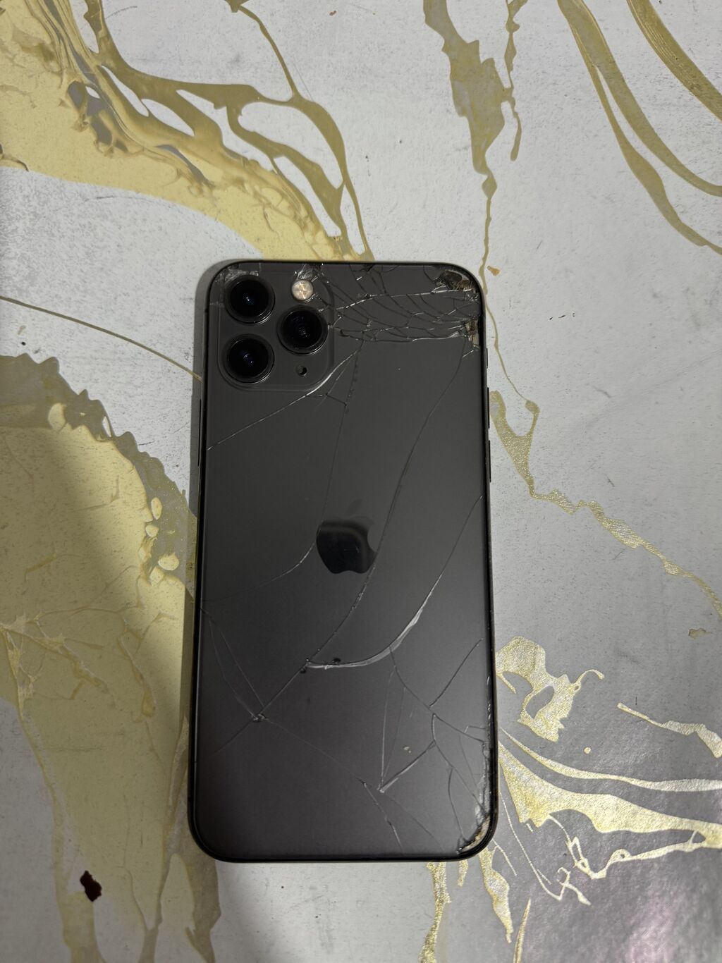 IPhone 11 Pro, 256 ГБ, серый космос - Экран: есть скол на экране (со: фото 1