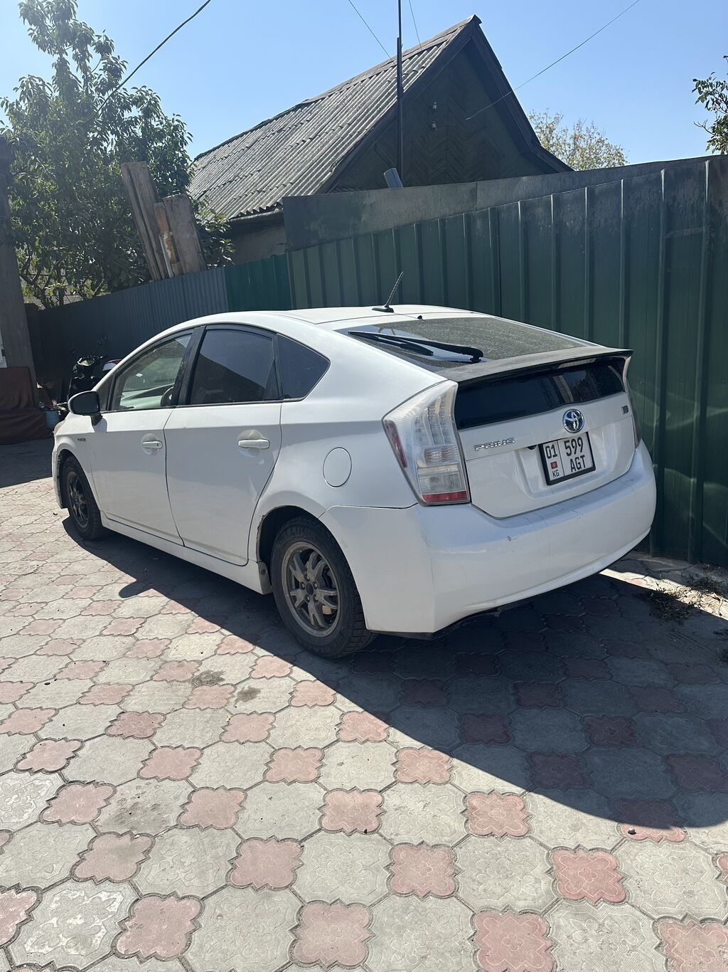 Toyota Prius: 2011 г., 1.8 л, Автомат, Гибрид, Хэтчбэк: фото 2