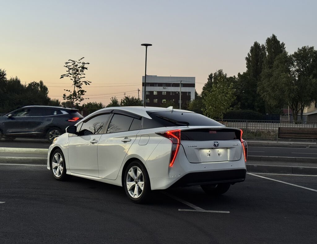Toyota Prius: 2017 г., 1.8 л, Гибрид: фото 5