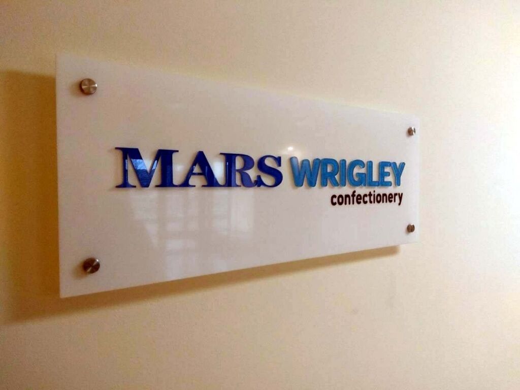 Кабинетные таблички. Таблички на дверь кабинета. Сделать вывеску на дверь. Металлическая табличка на дверь. Таблички для офиса.