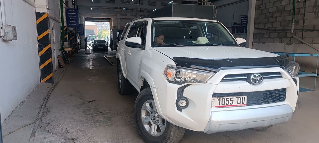 Toyota 4Runner: 2022 г., 4 л, Автомат, Бензин, Внедорожник: фото 2