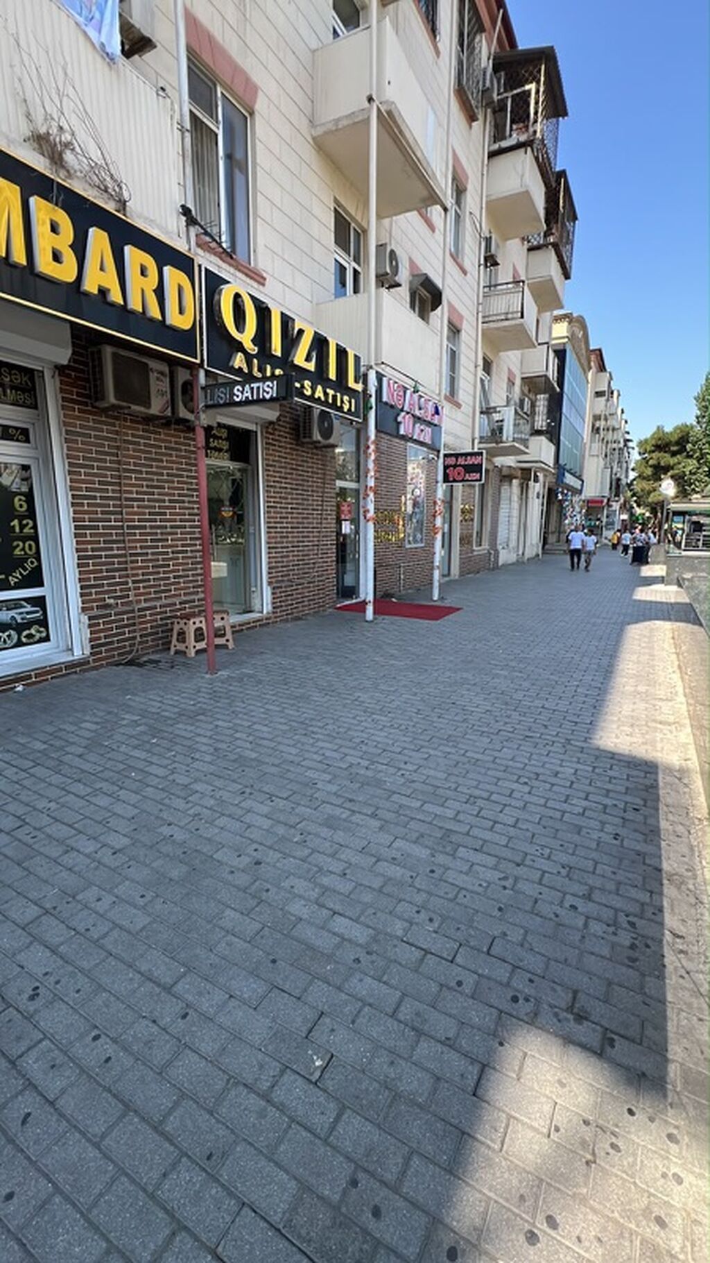 Hazır biznes qarayev metrosunun çıxışı - İşıqlı vitrinli küçə