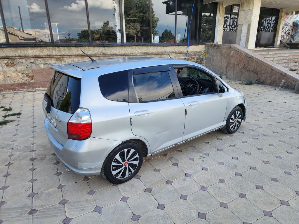Honda Fit: 2005 г., 1.3 л, Автомат, Бензин, Хэтчбэк: фото 3