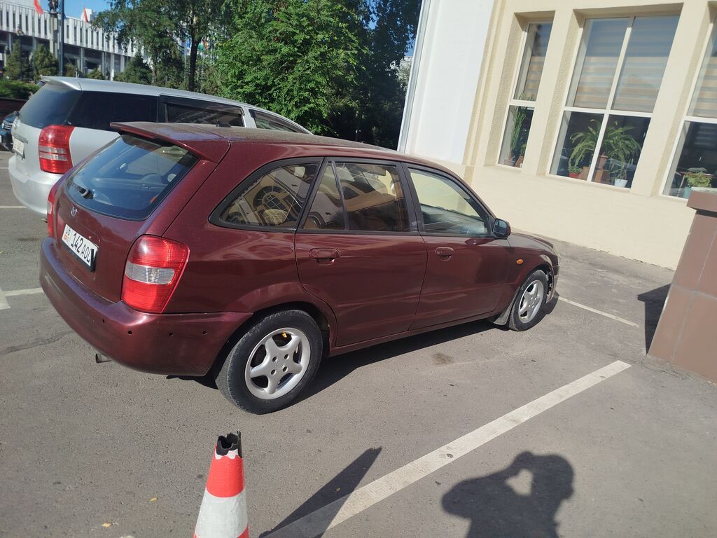 Mazda 323: 1998 г., 1.5 л, Механика, Бензин, Хэтчбэк: фото 4