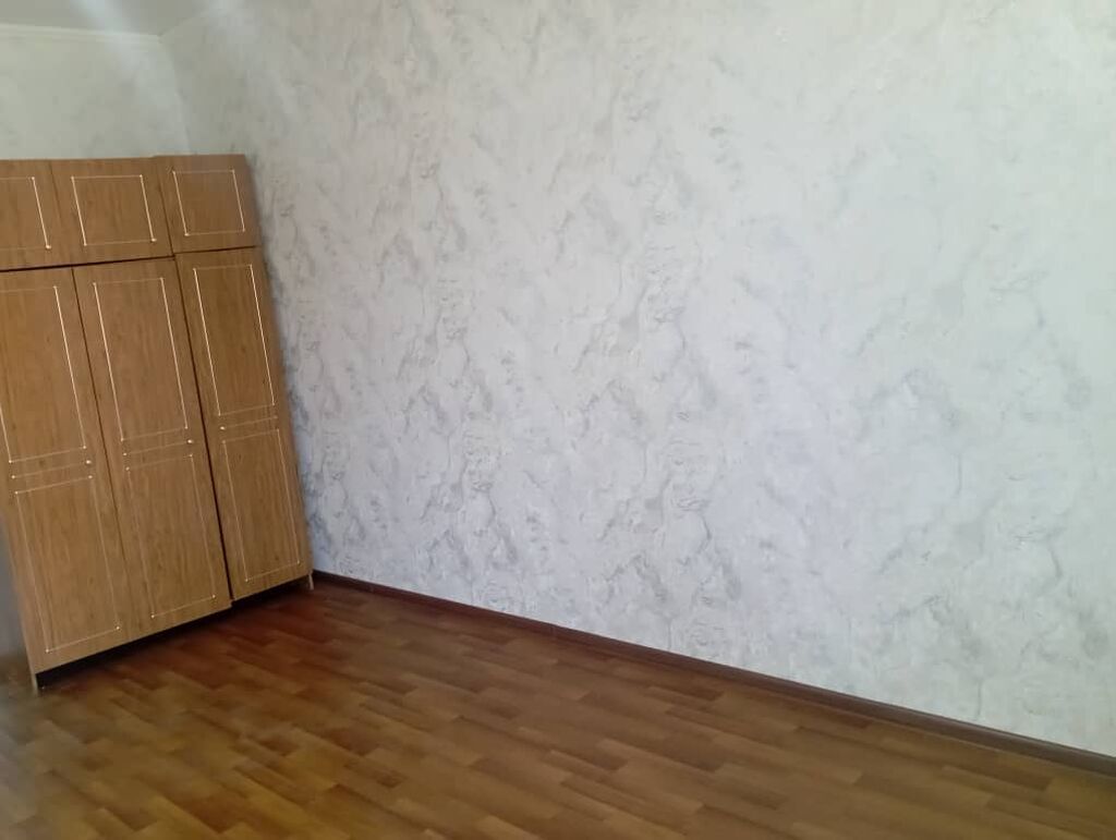 Светлая комната с выходом на застеклённый балкон. Просторное помещение: фото 3