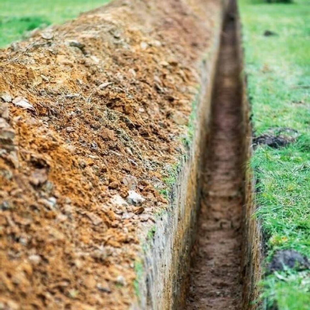 Маленькая траншея. Trench траншея. Копка траншей. Ручная копка траншей. Рытье траншей вручную.