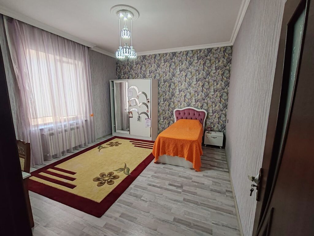 Ev Vişnyofkada yerləşir, 4 otaqlı, tam təmirli. 13x11-ə dir. 143kv m