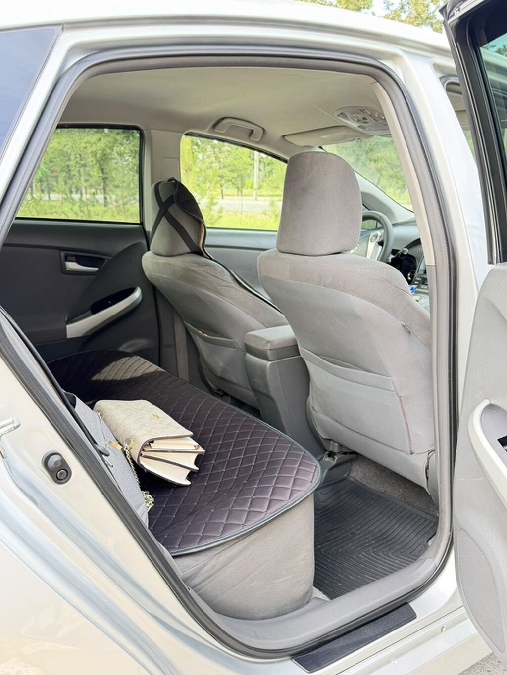 Toyota Prius: 2011 г., 1.8 л, Гибрид, Хэтчбэк: фото 8