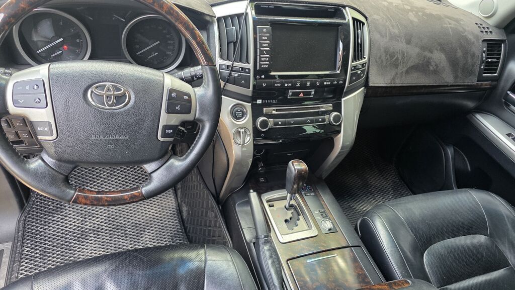 Toyota Land Cruiser: 2013 г., 4.6 л, Автомат, Бензин, Внедорожник — фото 3