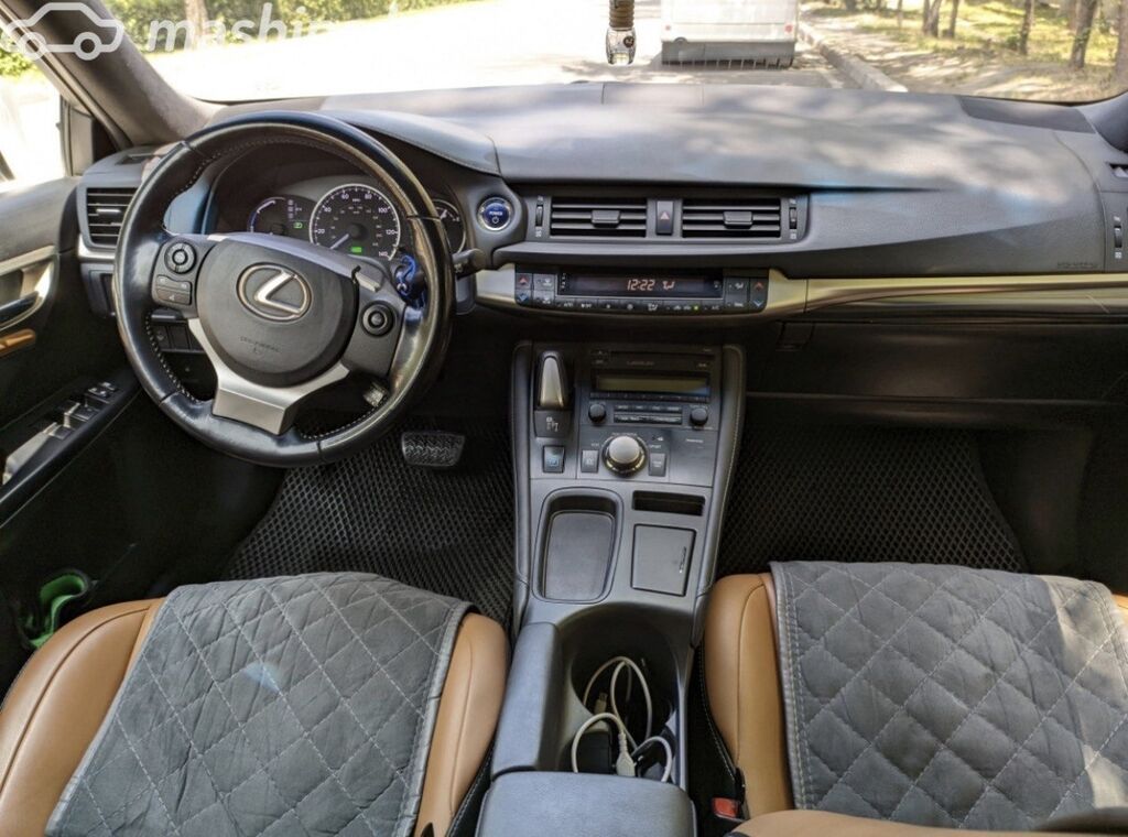 Lexus CT: 2016 г., 2 л, Вариатор, Гибрид, Хэтчбэк: фото 2
