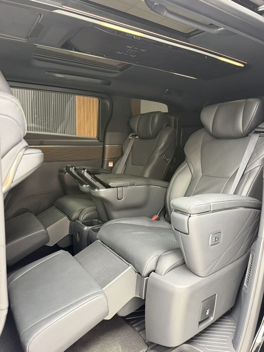 Toyota Alphard: 2025 г., 2.5 л, Гибрид, Минивэн: фото 4