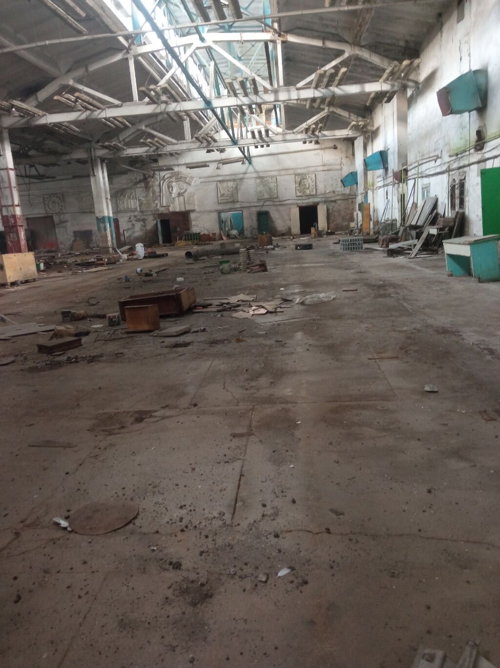 Сдаю помещения ангар-2000кв/м. Есть вода, свет, туалет. 300сом кв/м — фото 4
