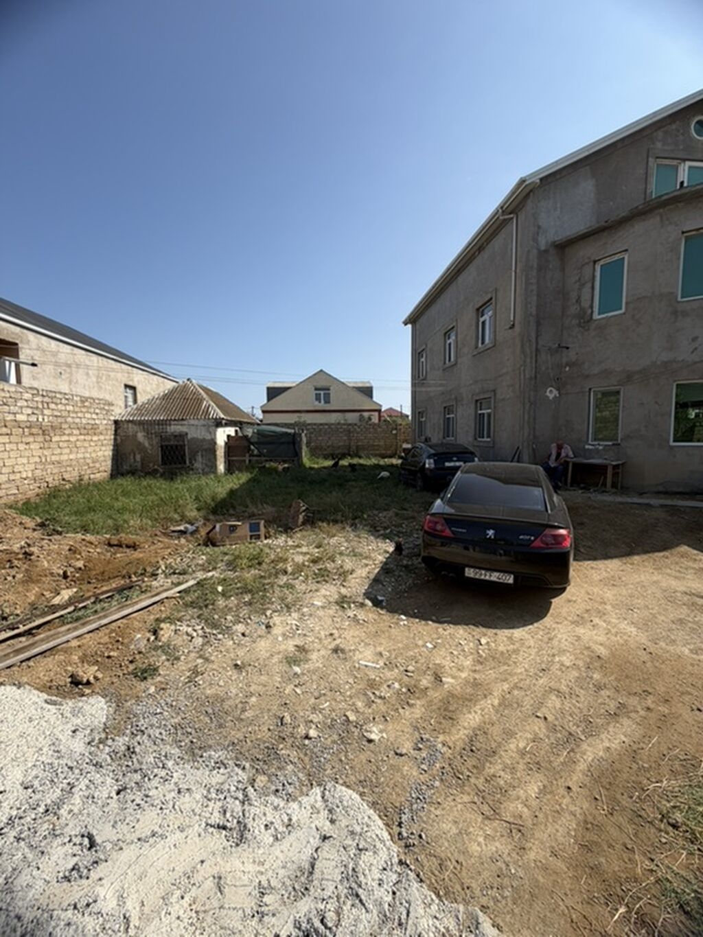 8 otaq, 450 kv. m, Təmirsiz