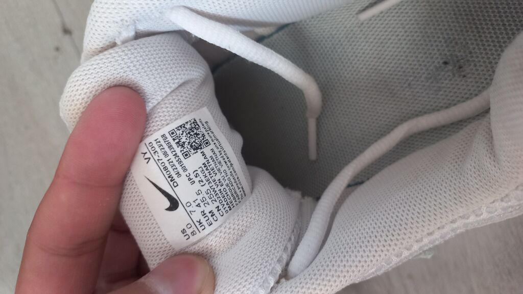 Кроссовки Nike V2K Run, белые с серыми вставками. Модель выполнена в: фото 2