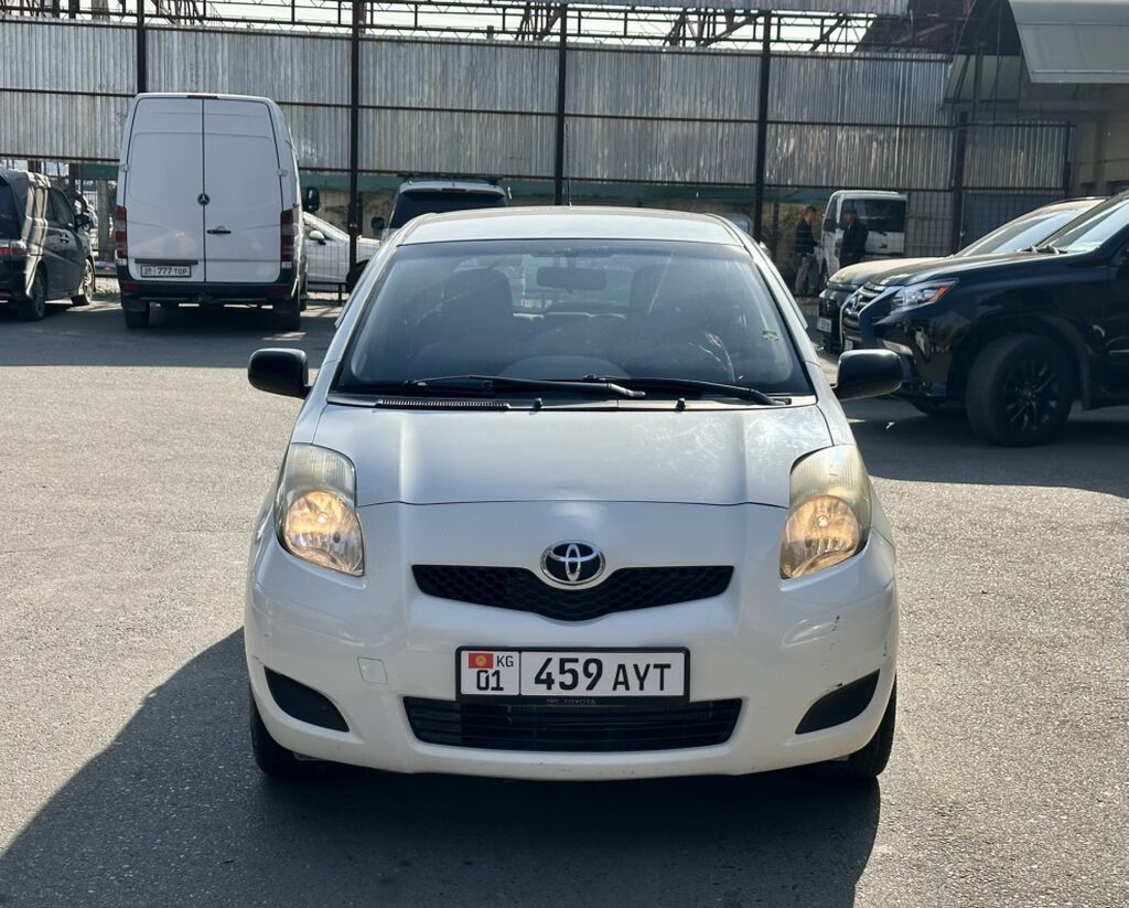 Toyota Yaris: 2014 г., Бензин, Хэтчбэк: фото 1