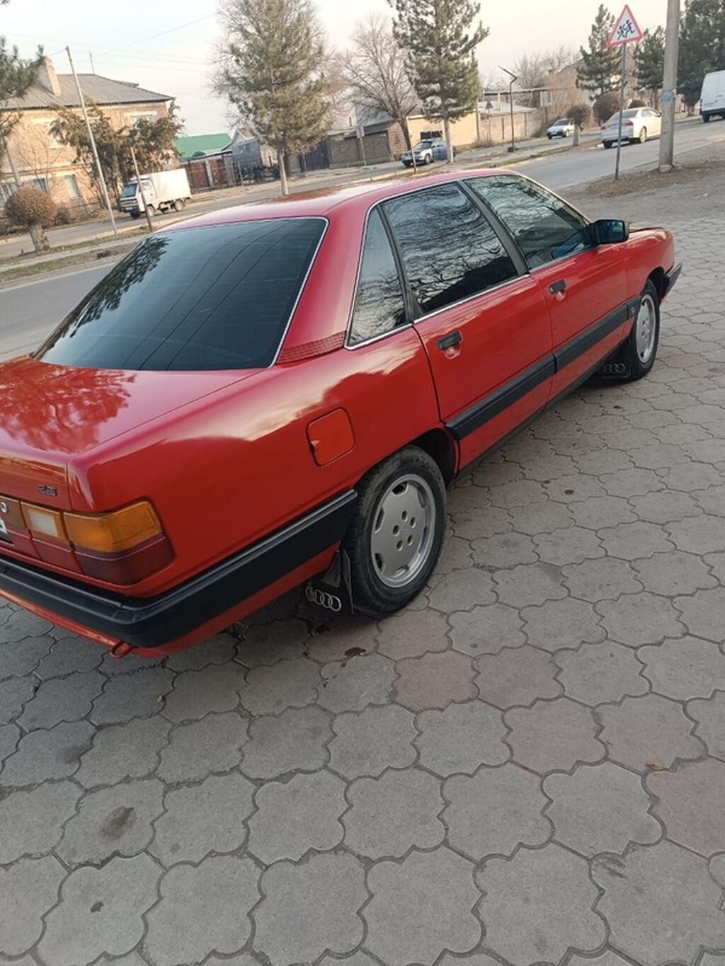 Audi 100: 1988 г., 2.3 л, Механика, Газ, Седан: фото 2