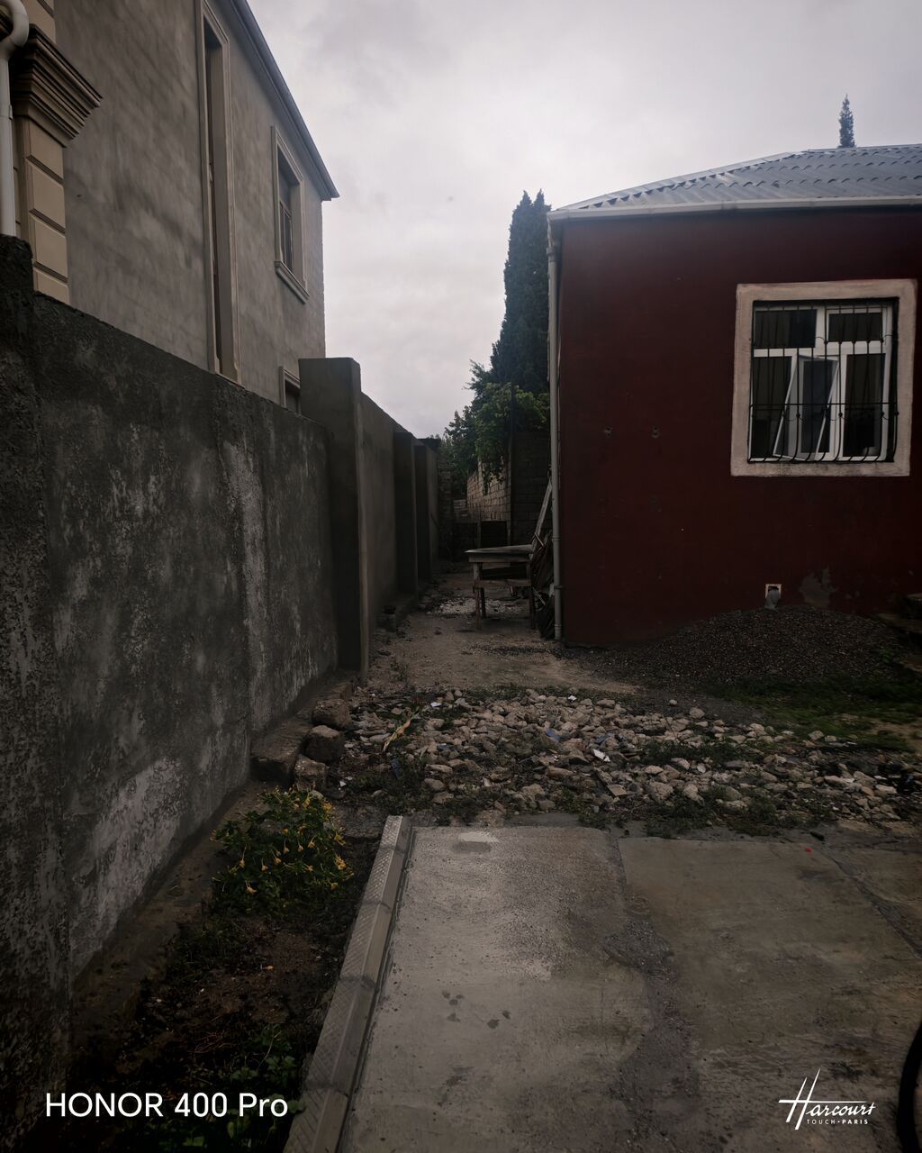 Satılır: həyət evi. 6 sootda 2 ev. biri 2 mertebe. altında 3 tükan