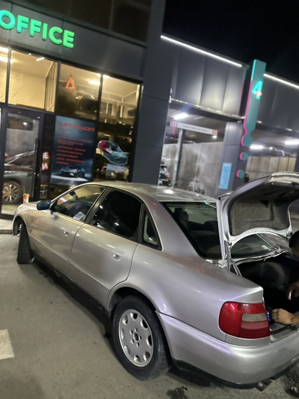 Audi A4: 1997 г., 1.8 л, Механика, Бензин, Седан — фото 3