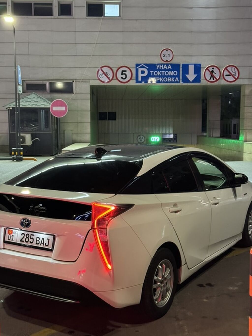 Toyota Prius: 2016 г., 1.8 л, Автомат, Гибрид, Лифтбек: фото 3