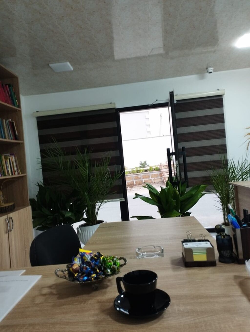 Daşınmaz əmlak agentliyi üçün ofis xidməti - Tam işçi mühit: geniş