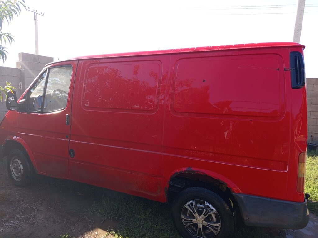 Ford Transit фургон, красный цвет, кузов цельнометаллический: фото 2
