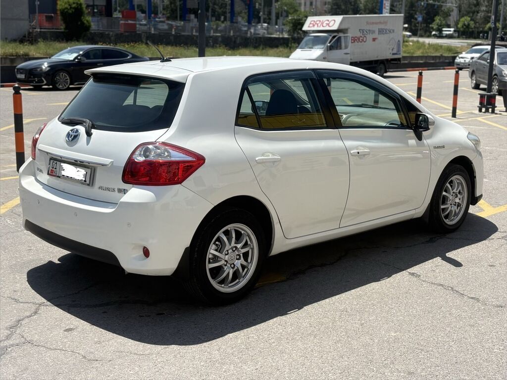 Toyota Auris: 2011 г., 1.8 л, Вариатор, Гибрид, Хэтчбэк: фото 3