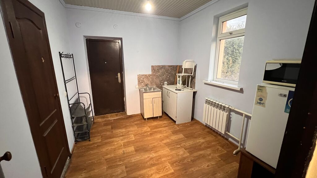 Сдаю квартиру в частном доме.В квартире имеется душ,туалет,холодная: фото 5