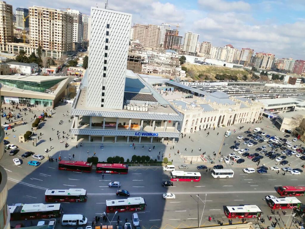 🔥 28 MAY METROSUNUN YANINDA SƏMƏD VURĞUN BAĞININ QARŞISINDA FƏRƏH