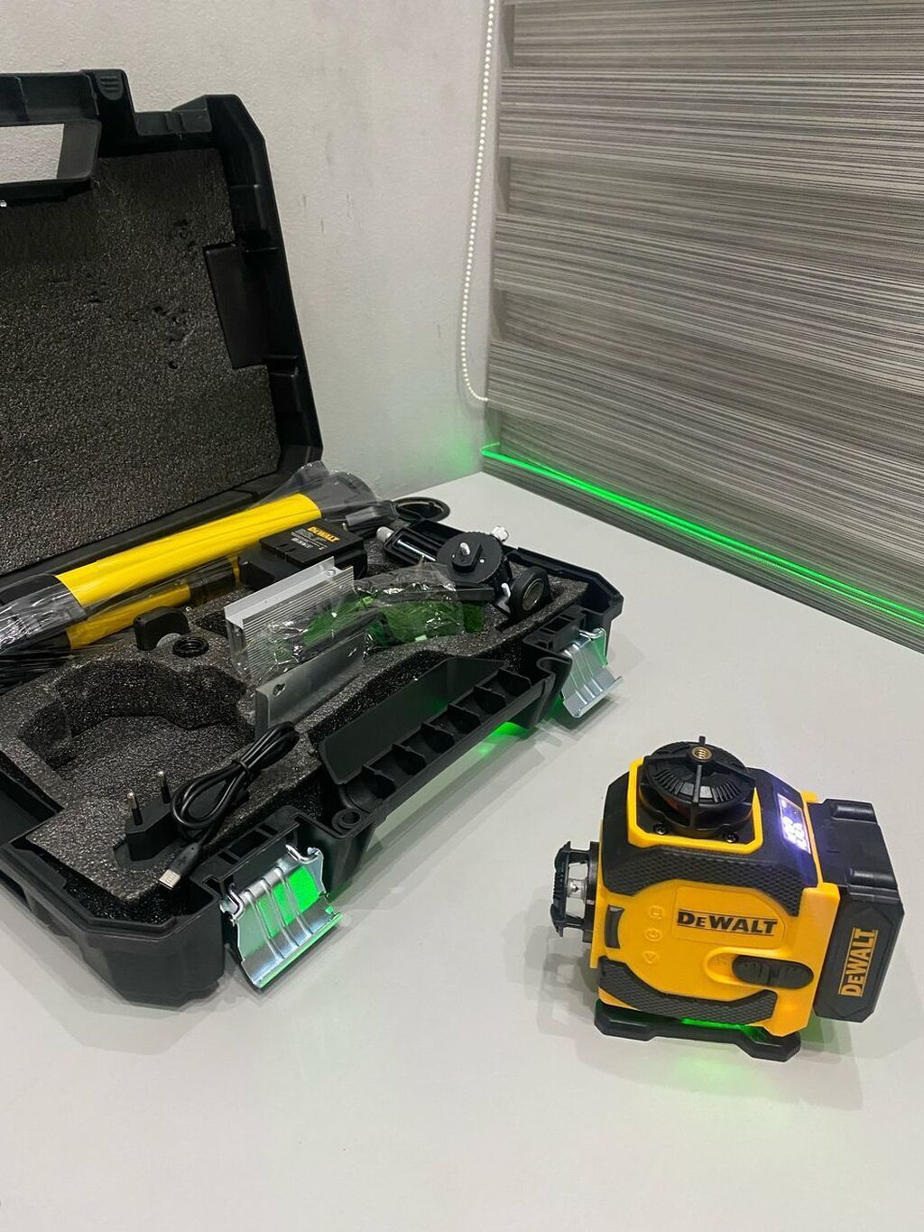 Лазерный уровень DeWalt с зеленым лучом, обеспечивающим хорошую — фото 2