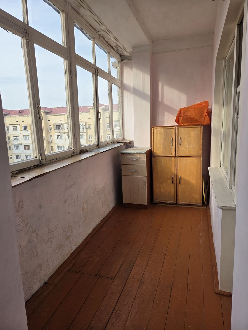 Yalnız xanimlar. Sumqayıt şəhəri.6 cı mik.ev 27. Balkon məscidə
