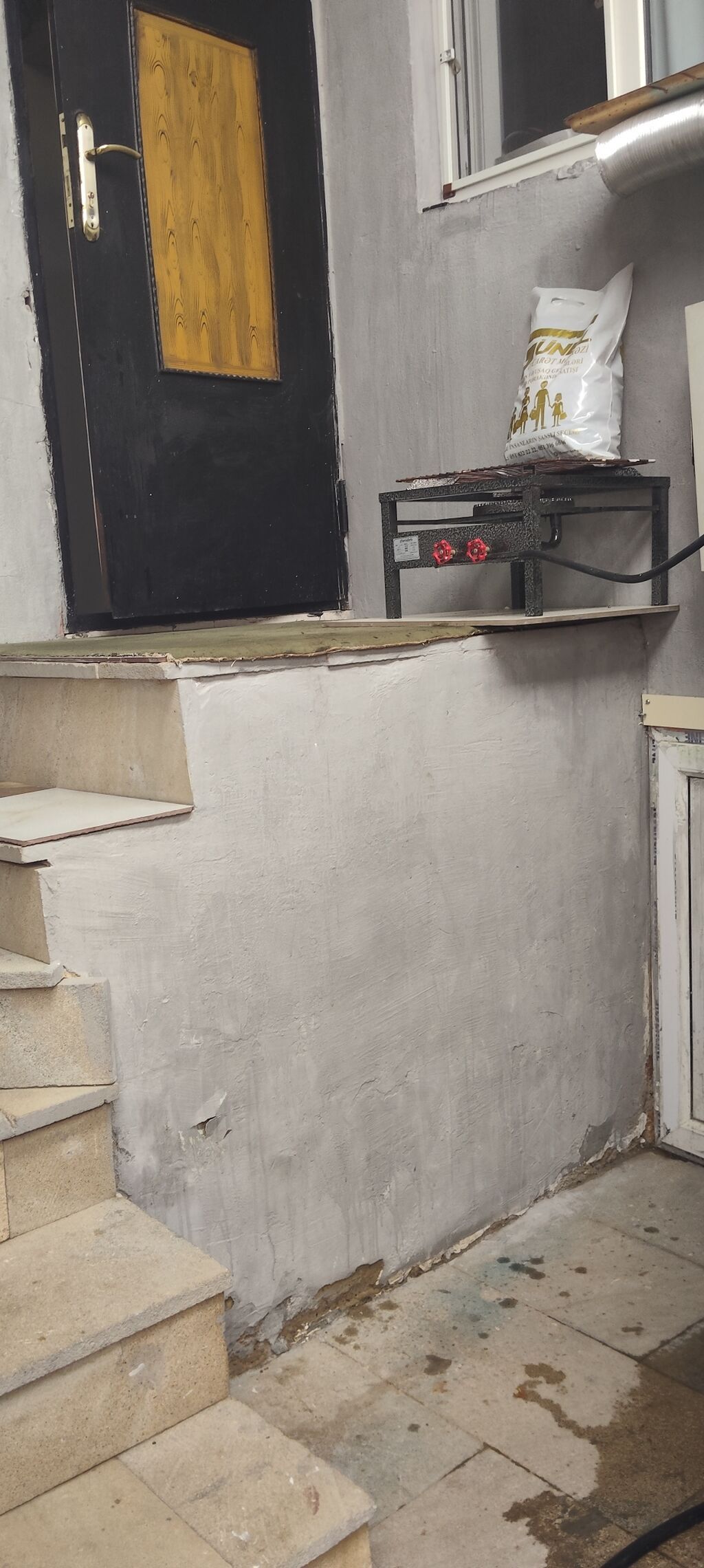 Kirayə: Həyət evi (şəxsi girişli) Təsvir: - İki səviyyəli giriş