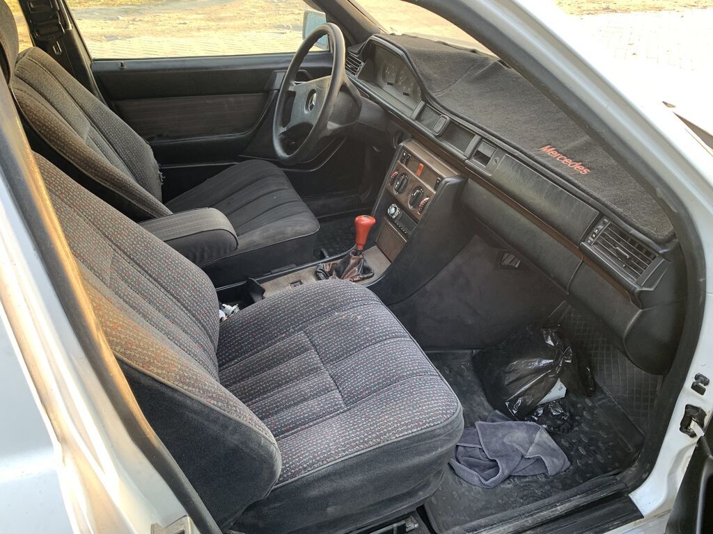 Mercedes-Benz W124: 1989 г., 2 л, Механика, Бензин, Седан: фото 3