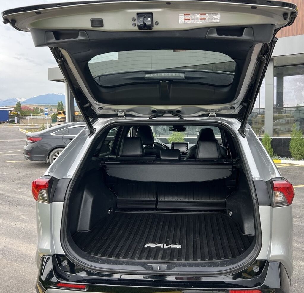 Toyota RAV4: 2021 г., 2.5 л, Автомат, Гибрид, Внедорожник — фото 8