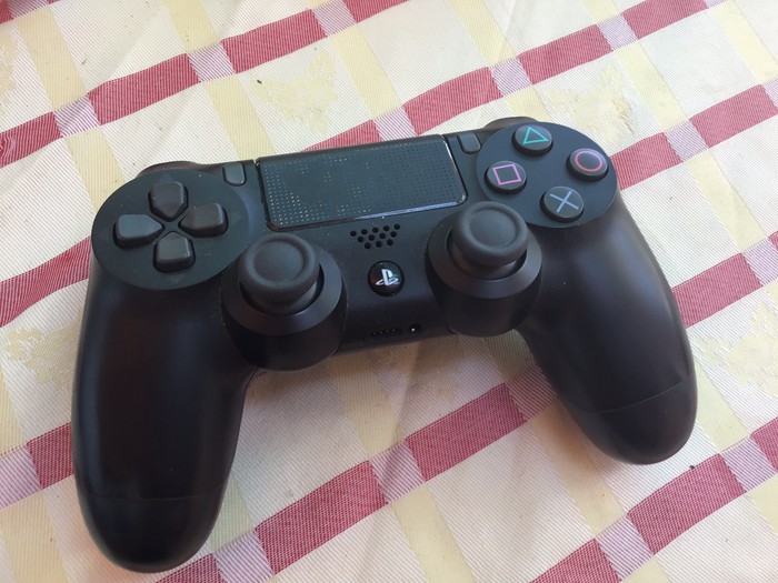 PS4 (Sony Playstation 4): Πουλαω controler ps4 μονο 25€ σε αριστη κατασταση σε lalafo.gr Πουλαω controler ps4 μονο 25€ σε αριστη κατασταση σε Καματερó